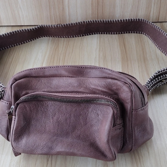 Free People Nikko Brown Leather Sling Bag Crossbody Contrast Stitching EUC - Picture 1 of 10